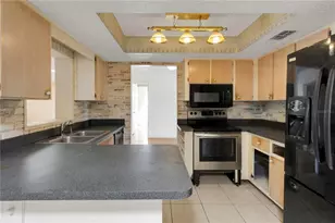 1137 54th Ave S, Saint Petersburg, FL 33705 - Photo 7