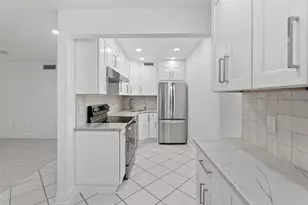 209 NE Lincoln Cir N, Saint Petersburg, FL 33702 - Photo 7