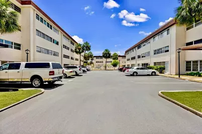 209 NE Lincoln Circle N #105, Saint Petersburg, FL 33702 - Photo 1