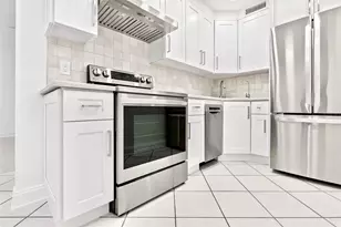 209 NE Lincoln Cir N, Saint Petersburg, FL 33702 - Photo 5