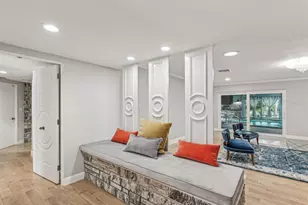 8693 15th St N, Saint Petersburg, FL 33702 - Photo 9