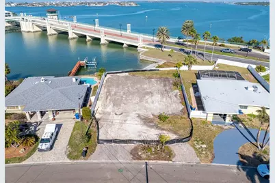8043 Causeway Boulevard S, Saint Petersburg, FL 33707 - Photo 1