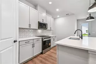 2836 Marrakesh Ln, Sarasota, FL 34234 - Photo 7