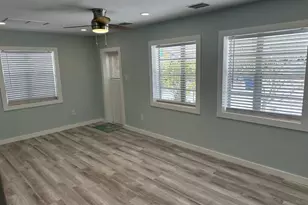 8050 Bayshore Dr, Treasure Island, FL 33706 - Photo 7