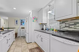 10300 Holiday Ln, Largo, FL 33773 - Photo 11