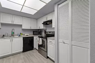 3709 Greenery Ct, Tampa, FL 33618 - Photo 3