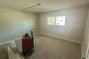 4570 Overlook Dr NE, Saint Petersburg, FL 33703 - Photo 11