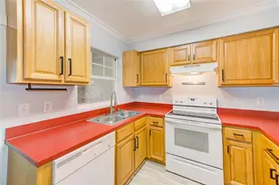 727 Kensington Lake Cir, Brandon, FL 33511 - Photo 9