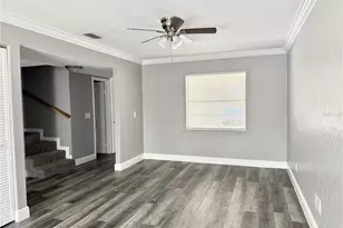 5229 Tennis Ct Cir, Tampa, FL 33617 - Photo 5