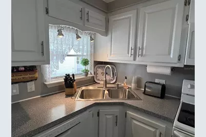 36 Thatch Palm Street E, Largo, FL 33770 - Photo 7