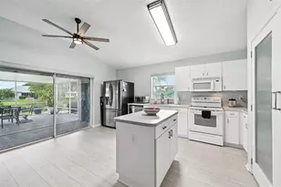 2306 Emerald Lake Dr, Sun City Center, FL 33573 - Photo 17