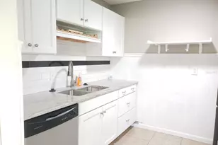 2227 Grenadier Dr, Sun City Center, FL 33573 - Photo 9