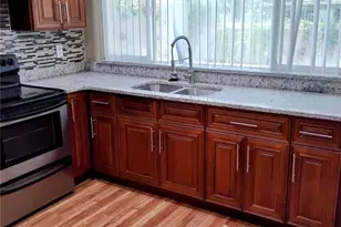 11721 Raintree Dr, Tampa, FL 33617 - Photo 3