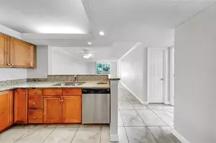 2700 Coconut Bay Ln, Sarasota, FL 34237 - Photo 11