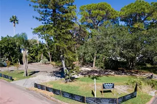 1125 Friendly Wy S, Saint Petersburg, FL 33705 - Photo 5