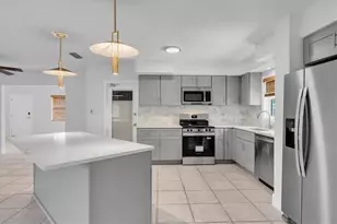 999 38th Ave NE, Saint Petersburg, FL 33704 - Photo 17