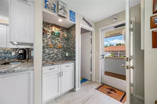 10600 Village Dr, Seminole, FL 33772 - Photo 9