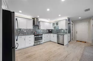 10600 Village Dr, Seminole, FL 33772 - Photo 5