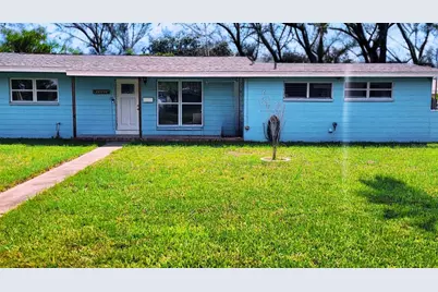 4680 Carson Street NE, Saint Petersburg, FL 33703 - Photo 1