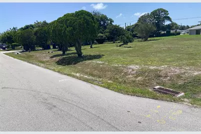 2203 Avienda Avenue, Fort Pierce, FL 34946 - Photo 3