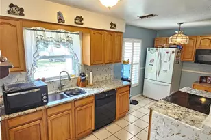 612 Boston St, Tarpon Springs, FL 34689 - Photo 5