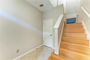 3047 Pointeview Dr, Tampa, FL 33611 - Photo 5