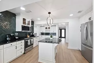 900 79th St S, Saint Petersburg, FL 33707 - Photo 17
