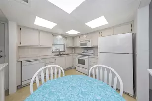 4550 Cove Cir, Saint Petersburg, FL 33708 - Photo 7