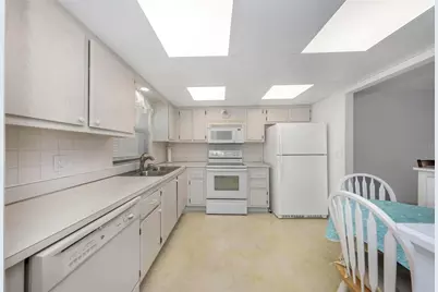 4550 Cove Circle #207, Saint Petersburg, FL 33708 - Photo 9