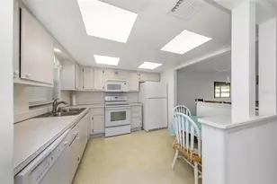 4550 Cove Cir, Saint Petersburg, FL 33708 - Photo 7