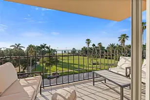 1120 N Shore Dr NE, Saint Petersburg, FL 33701 - Photo 1