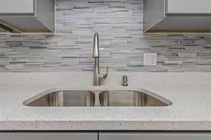 4910 38th Way S, Saint Petersburg, FL 33711 - Photo 5