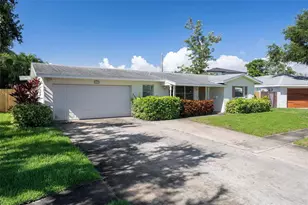 1563 Eden Isle Blvd NE, Saint Petersburg, FL 33704 - Photo 5