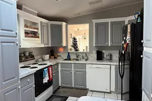 556 Mt Oak Ave NE, Saint Petersburg, FL 33702 - Photo 11