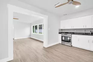 713 Pine St, Tarpon Springs, FL 34689 - Photo 9