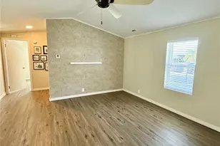 7049 Mt Essex Dr NE, Saint Petersburg, FL 33702 - Photo 9