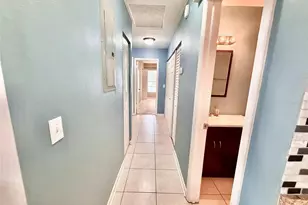 10309 Parkcrest Dr, Tampa, FL 33624 - Photo 11