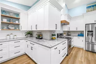 956 San Carlos Ct NE, Saint Petersburg, FL 33702 - Photo 9