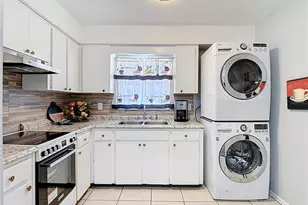 139 Southeast Jefferson Cir N, Saint Petersburg, FL 33703 - Photo 21