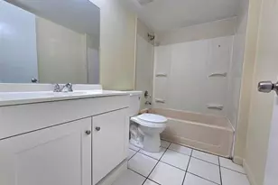 4007 Ashford Green Pl, Tampa, FL 33613 - Photo 9