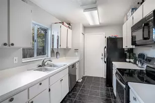 2013 Shadow Pine Dr, Brandon, FL 33511 - Photo 9