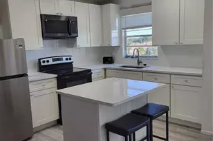 4650 Cove Cir, Saint Petersburg, FL 33708 - Photo 3