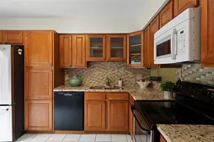 10703 Meadowglen Ln, Tampa, FL 33624 - Photo 19