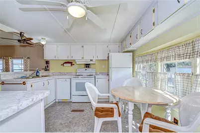 39153 Hillcrest Drive, Zephyrhills, FL 33542 - Photo 9