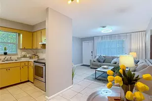 137 Southeast Jefferson Cir N, Saint Petersburg, FL 33703 - Photo 13