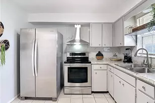 220 Southeast Jefferson Cir N, Saint Petersburg, FL 33703 - Photo 19