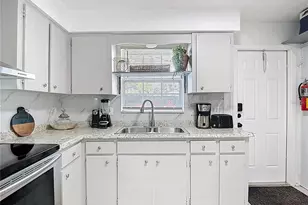 220 Southeast Jefferson Cir N, Saint Petersburg, FL 33703 - Photo 15