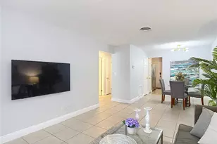 222 Southeast Jefferson Cir N, Saint Petersburg, FL 33703 - Photo 7