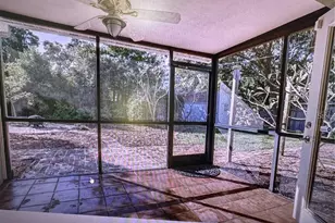 910 Robinson Dr N, Saint Petersburg, FL 33710 - Photo 11