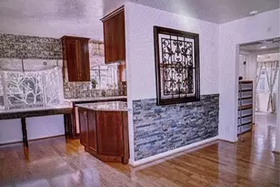 910 Robinson Dr N, Saint Petersburg, FL 33710 - Photo 5